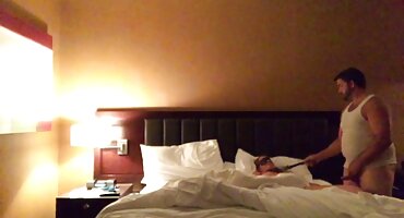 phim sex chu hồng liên Stepmom an ủi stepson trên giường phim sex sex với âm hộ của cô.