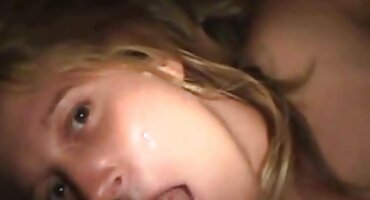 sex hay có phụ đề Anh chàng phá trinh fucks người lạ với vòi nước lớn.